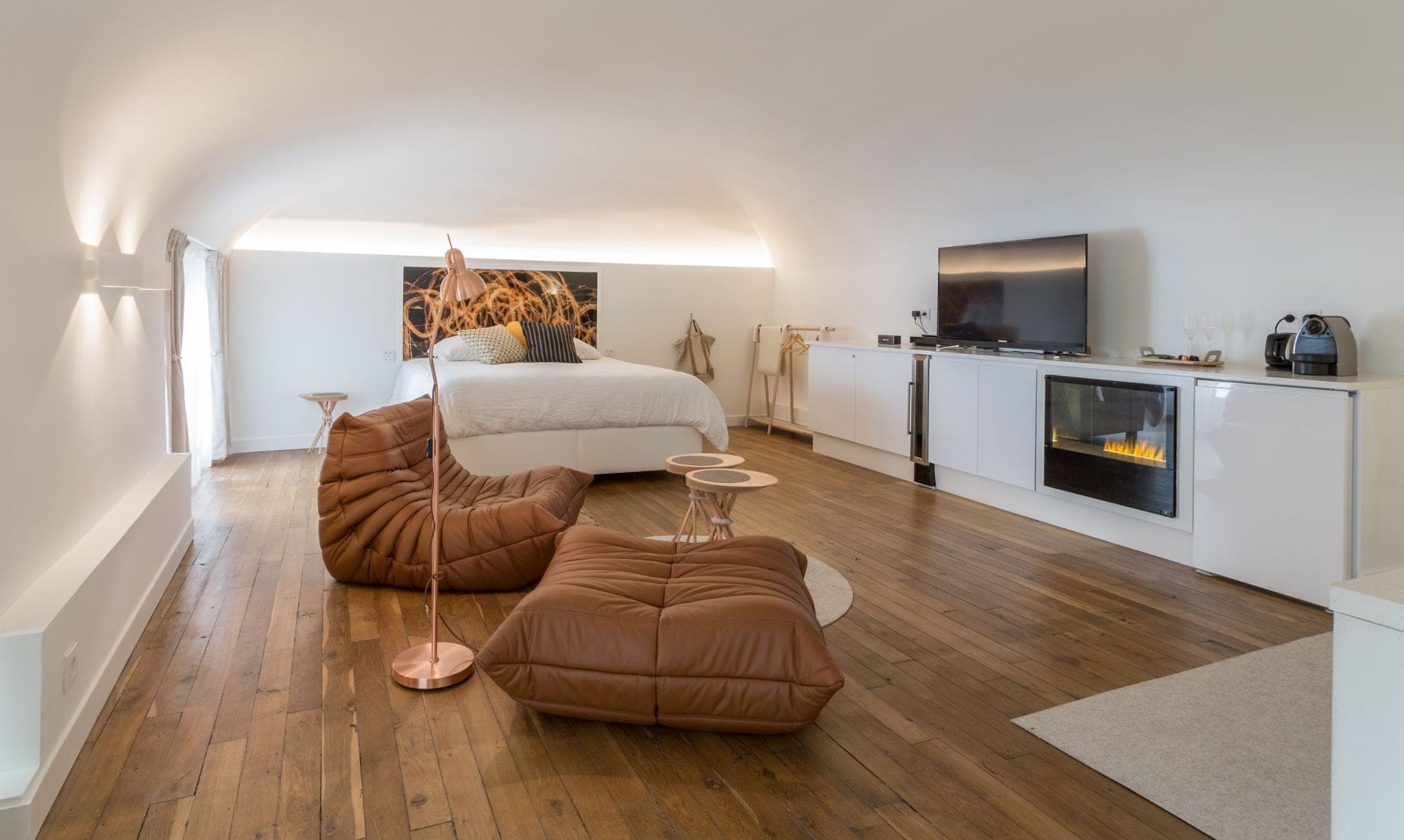Chambre voûtée avec coin salon et éclairage indirect