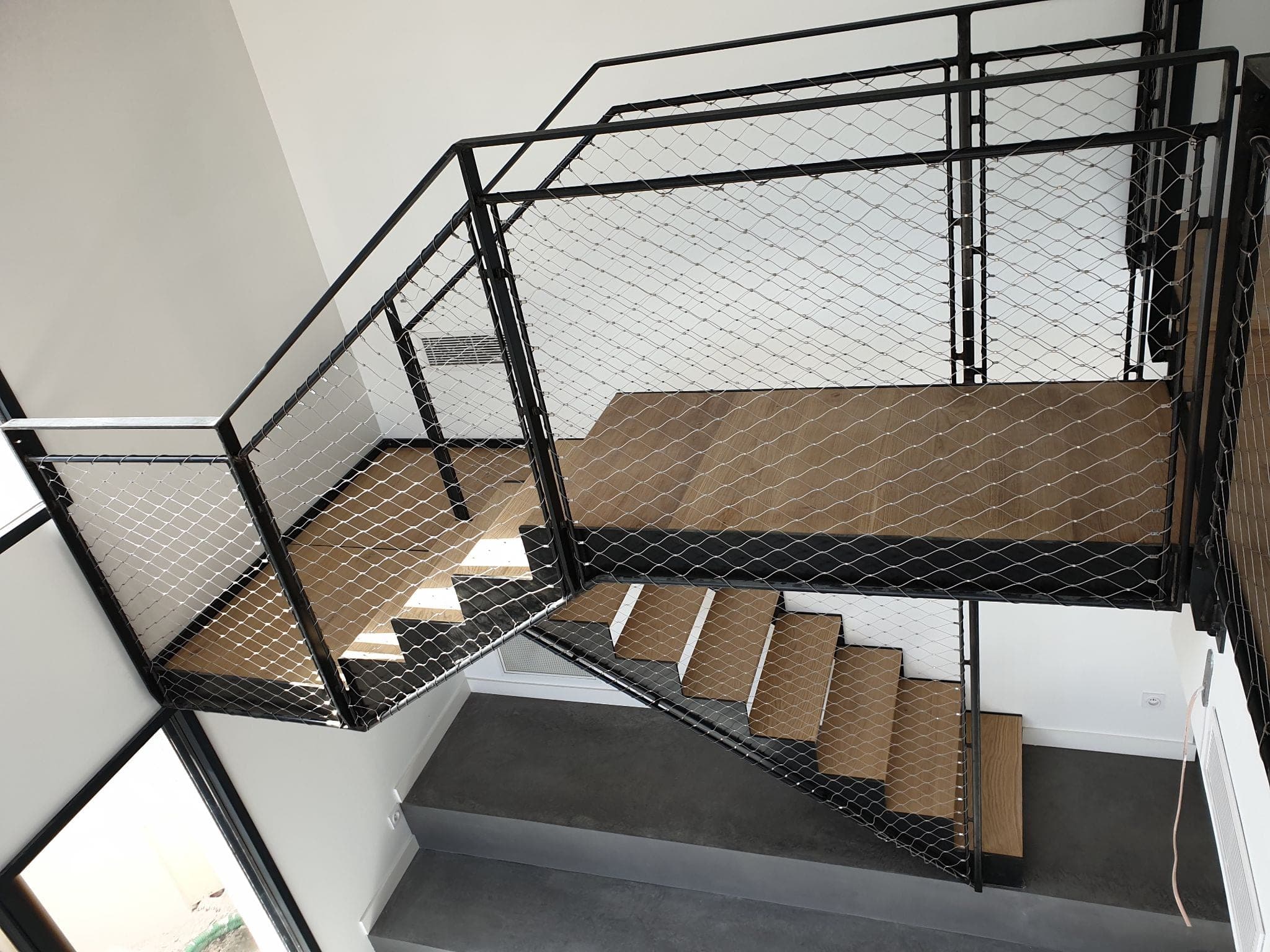 Escalier en acier et marches en bois avec garde-corps en câbles
