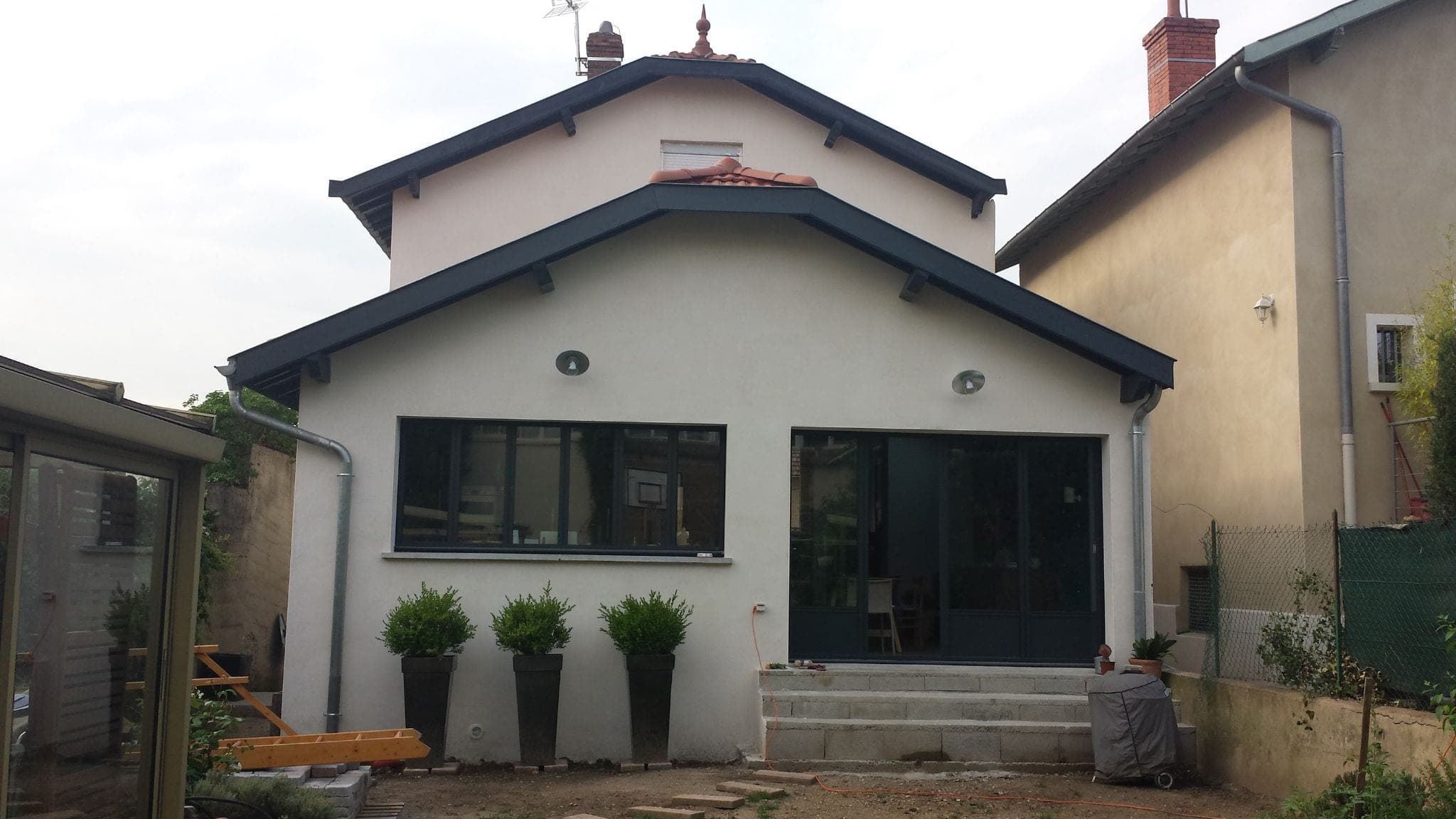 Façade arrière rénovée avec grandes menuiseries noires