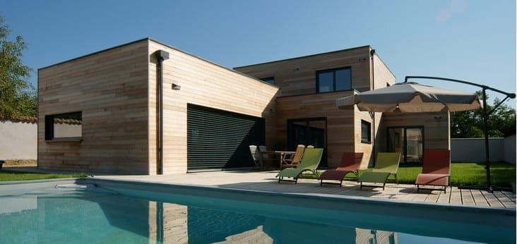 Maison contemporaine en bardage bois avec piscine et terrasse